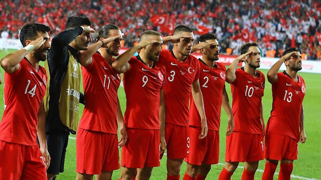 Milli futbolcular, atılan golü Barış Pınar Harekatı’nda yer alan Mehmetçiklere armağan etmişti.