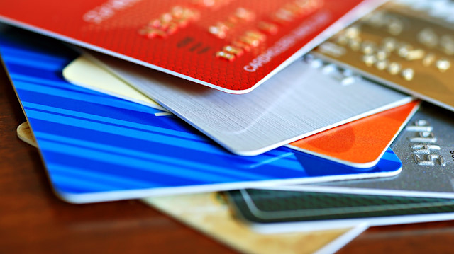 Kimlik bilgileri kullanılarak adına kredi kartı çıkartılan tüketici soluğu mahkemede aldı.