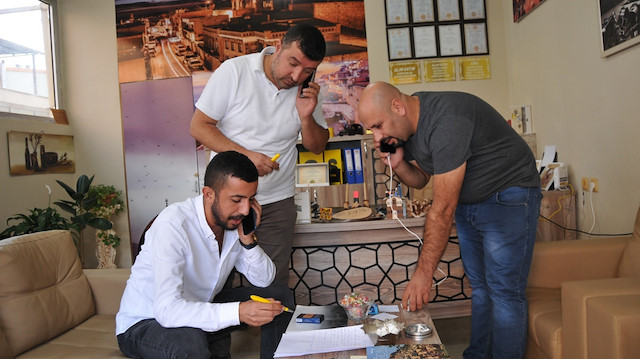 Mardin'de emlakçılar, mağdur ailelere yardımcı oluyor. 