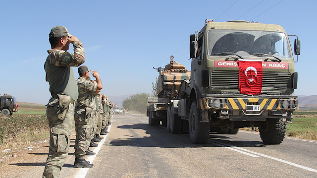 Turkey deploys tanks and armored vehicles to Syrian border


