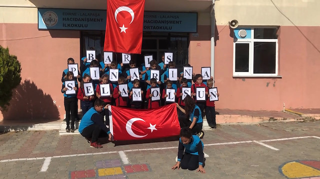 Köy okulundan Mehmetçike Bayrak şiiriyle destek