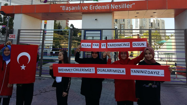 Kız öğrencilerin Barış Pınarı Harekatı'nda görev alan Mehmetçik için hazırladıkları pankartlar.