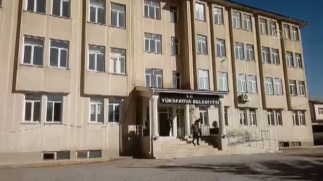 Polis ekiplerinden Yüksekova Belediyesinde arama