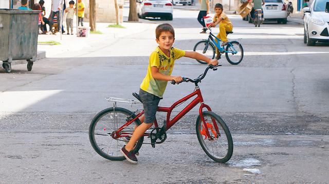 Çocuklar sokaklarda bisiklet sürdü.