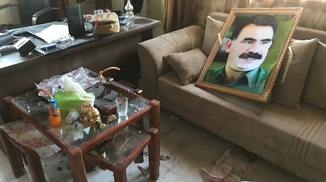 Tel Abyad ve Resul Ayn'daki kurumlara asılan Öcalan posterleri 'Suriye Demokratik Güçleri' yalanını bir kez daha ortaya çıkardı.