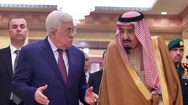 File photo: Saudi Arabia's King Salman bin Abdulaziz Al Saud walks with Palestinian President Mahmoud Abbas