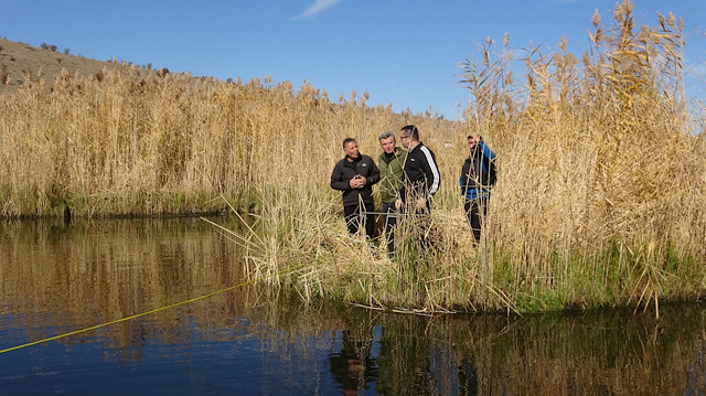 Yüzen adalara binen Vali Memiş, Kaymakam Yazıcı ve Belediye Başkanı Yiğider ile birlikte kısa tur attı.