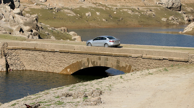 Su seviyesinin düşmesiyle köprü yıllar sonra gün yüzüne çıktı.