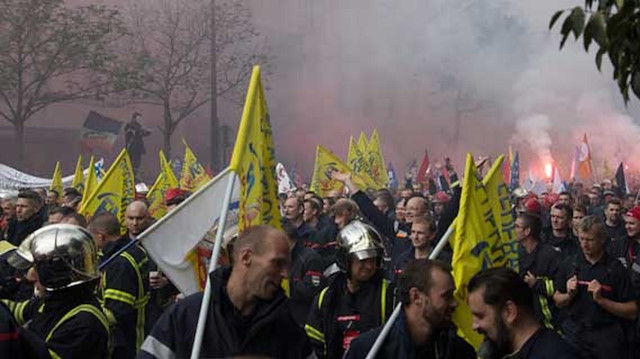 الشرطة تطلق الغاز على احتجاجات لرجال الإطفاء  في باريس