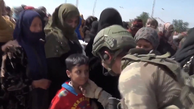 الجيش التركي يوزع مساعدات إنسانية على سكان تل أبيض