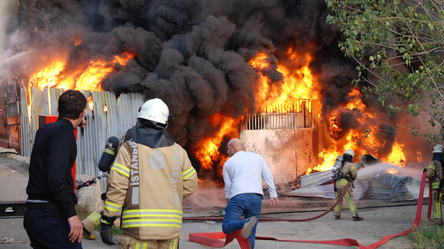Kartal'da 4 katlı bir binanın giriş katındaki atölyede yangın çıktı.