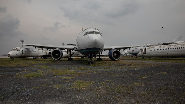 Kapatılan Atatürk Havalimanı'nda sahipleri tarafından alınmayı bekleyen uçaklardan bazıları.