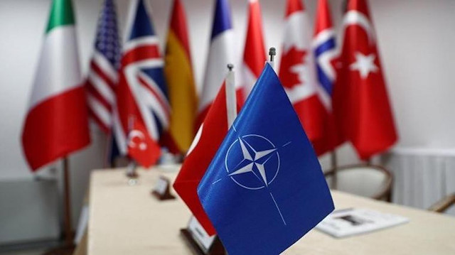 NATO üyelerine bağlı, ülke bayrakları.