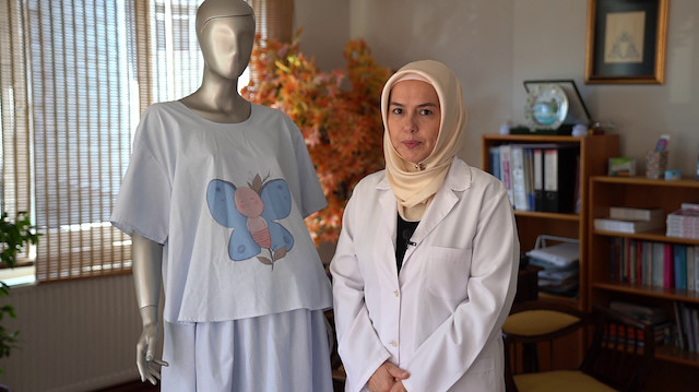 Op. Dr. Ayşe Duman, tasarladığı anne dostu doğum elbisesini yenisafak.com'a anlattı.