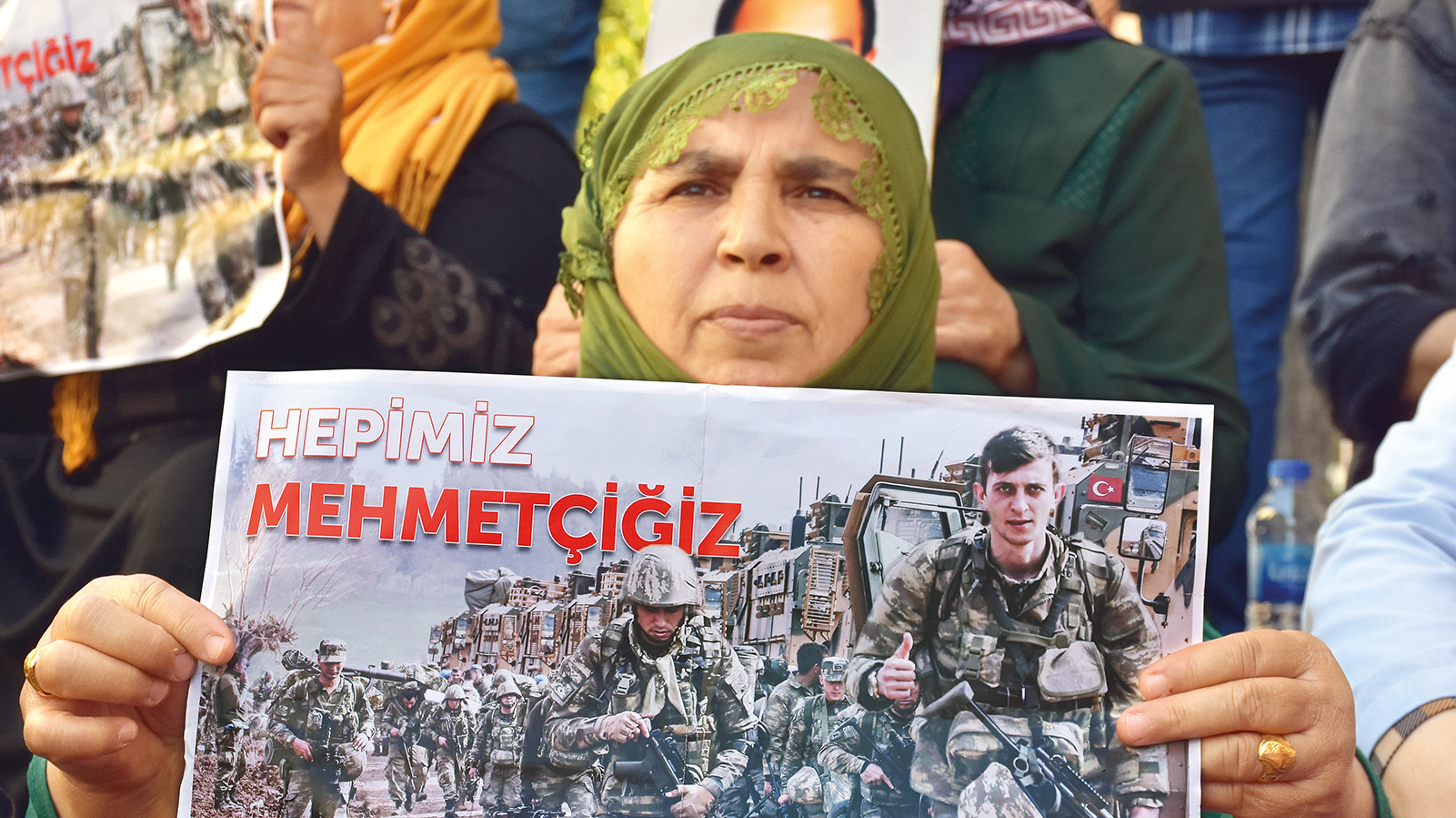 Bazı anneler, Barış Pınarı Harekatı’na destek amacıyla üzerinde Mehmetçik fotoğraflarının bulunduğu fotoğraf taşıdı.