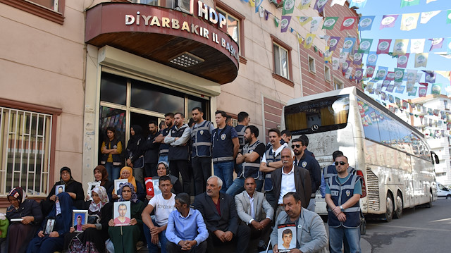 HDP'liler Diyarbakır annelerinin oturduğu yere parti otobüsünü park etti.