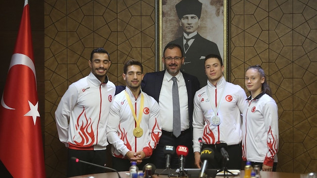 Bakan Mehmet Muharrem Kasapoğlu, madalya kazanan sporcularla hatıra fotoğrafı çektirdi.