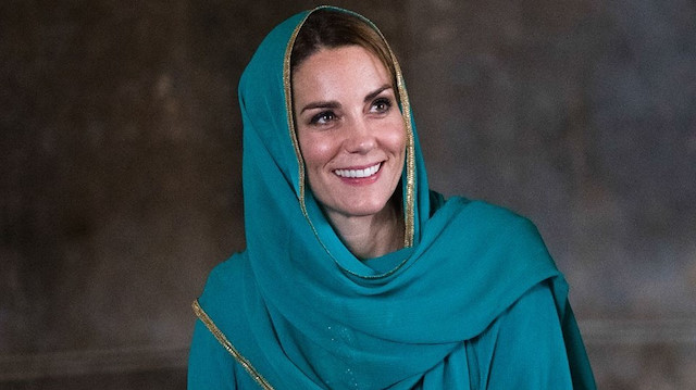 Kate Middleton cami ziyareti sırasında başörtüsü takıp Kuran dinledi
