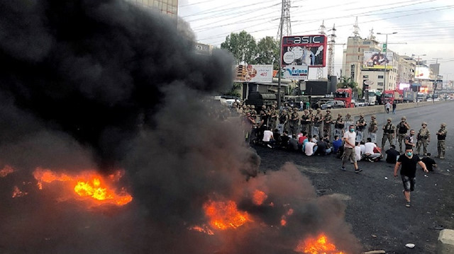 بسبب الاحتجاجات.. دول عربية تحذر رعاياها في لبنان 