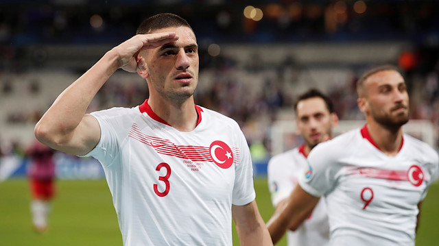 Milli futbolcular, Fransa maçında atılan golün ardından asker selamı vererek Mehmetçik'e selam gönderdi.