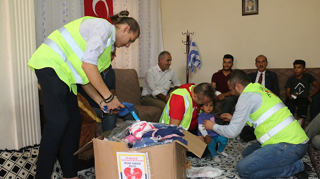 جمعية تركية تقدم مساعدات لمتضرري القذائف الإرهابية جنوبي تركيا