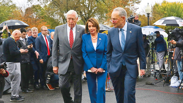 Nancy Pelosi (orta)