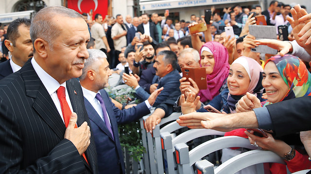 Recep Tayyip Erdoğan cami çıkışında vatandaşlarla selamlaştı.