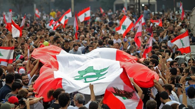 ​متظاهر لبناني يهاجم قناة العربية أنثاء تغطيتها المظاهرات 