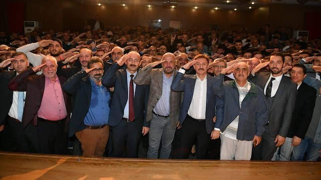 ‘Terör Örgütleri Suriye ve Barış Pınarı’ konulu seminer programında katılımcıların asker selamı gözlerden kaçmadı.