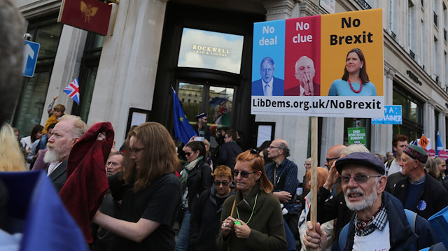 İngiltere'de halk Brexit karşıtı yürüyüş düzenledi.