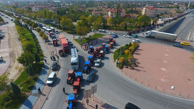 Konya'da çiftçiler traktörleri ile beraber trafiğe kapalı alanda miting yaptı.