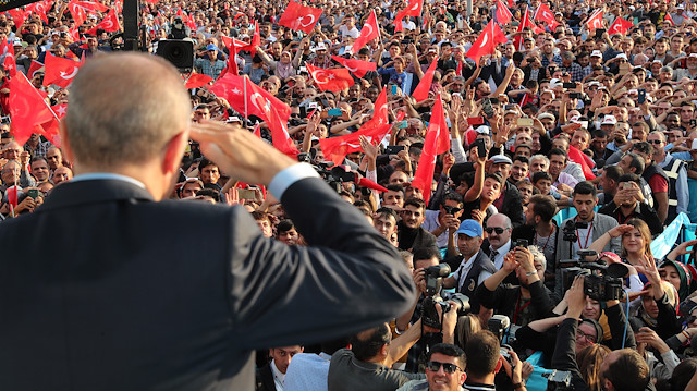 أمام حشد كبير.. شاهد أردوغان وهو يؤدي التحية العسكرية للجيش التركي
