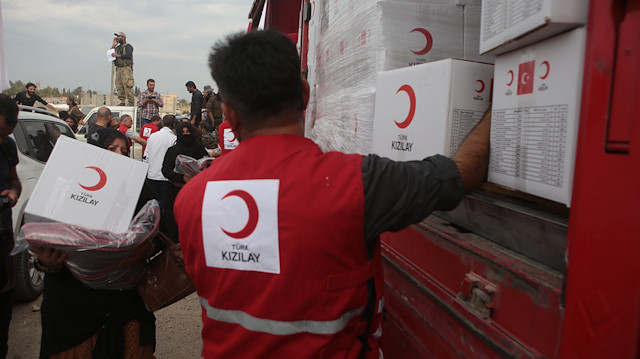 الهلال الأحمر التركي يوزع مساعدات إنسانية على سكان تل أبيض