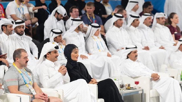 ​شاهد بالفيديو ما فعله​ أمير قطر​ عندما مر بوالده خلال مباراة رياضية