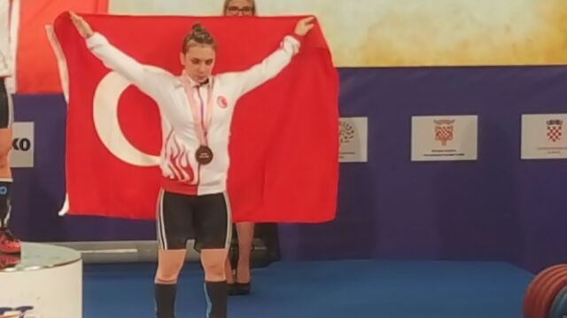 Turkish young weightlifter becomes European champion