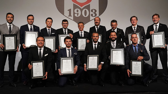 Beşiktaş’ın yeni yönetim kurulu, mazbatalarını aldıktan sonra toplu fotoğraf çektirdi.