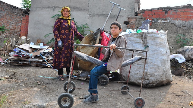 Aile, inşaat demirlerinden yaptığı yürüteçle Mahsut’un 12 yıl sonra hayata tutunmasını sağladı. 