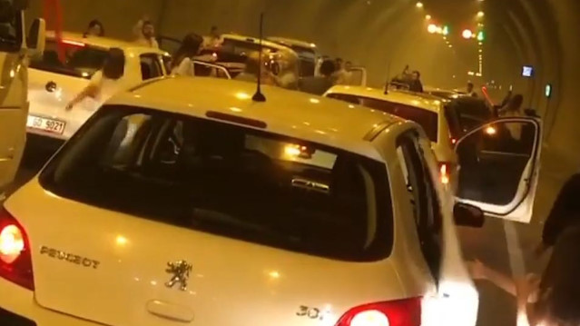 Tünelden geçmek isteyen sürücüler tarafından cep telefonu kamerasıyla kaydedilen görüntüler, sosyal medyadan paylaşıldı.