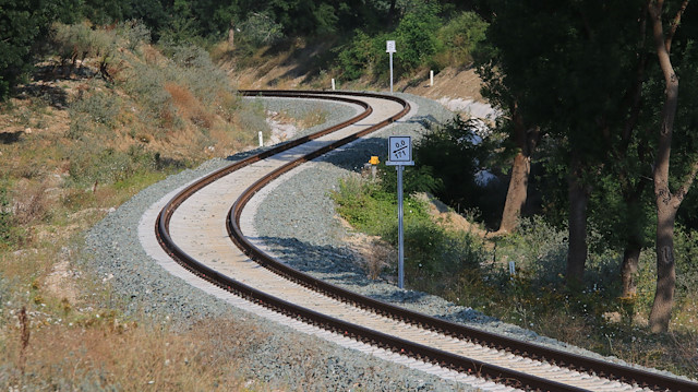 4 bin 104 kilometre yeni demir yolu yapım çalışmaları devam ediyor.