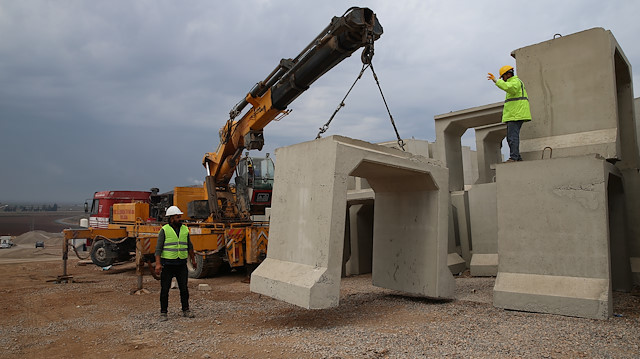 Kurşun geçirmez beton mevzilerin her biri 2 metre yüksekliğinde ve 9 ton ağırlığında.
