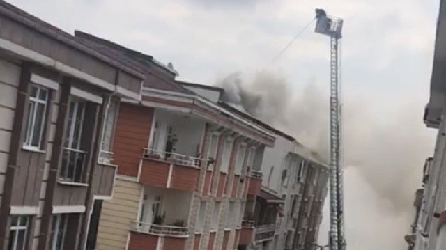 Olay yerine gelen itfaiye ekipleri yangına müdahalede bulundu. 