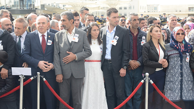 Şehidin nişanlısı Songül Aydemir, törene gelinlik giyerek katıldı. 