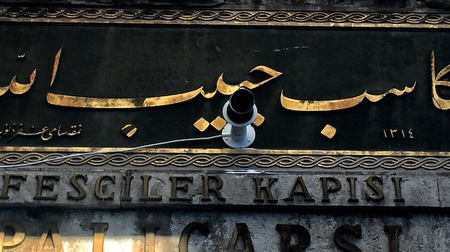 İstanbul'un simgesi Kapalıçarşı'da tarihi kitabe matkapla delindi.