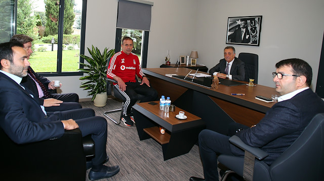 Ahmet Nur Çebi ve yöneticiler, teknik direktör Abdullah Avcı'yı ziyaret etti. 