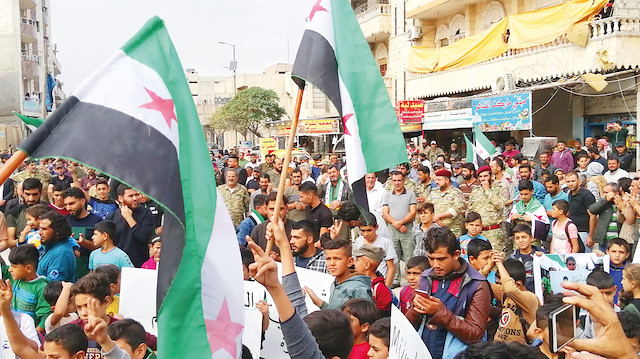 Fırat Kalkanı Harekatı bölgesinde yer alan Cerablus ilçesinde yaşayan yerinden edilmiş Münbiçliler, Esed rejiminin Münbiç’e girişini protesto etti.