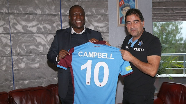 Trabzonspor’un eski futbolcusu Kevin Campbell, bordo-mavili kulübü ziyaret etti.
