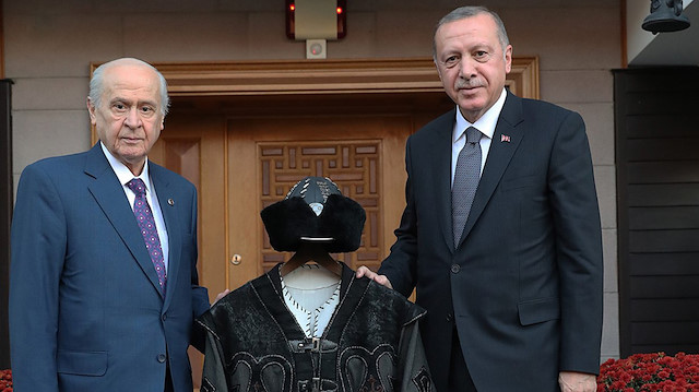 Devlet Bahçeli, Cumjhurbaşkanı Erdoğan'a 'hakan kaftanı' hediye etti.