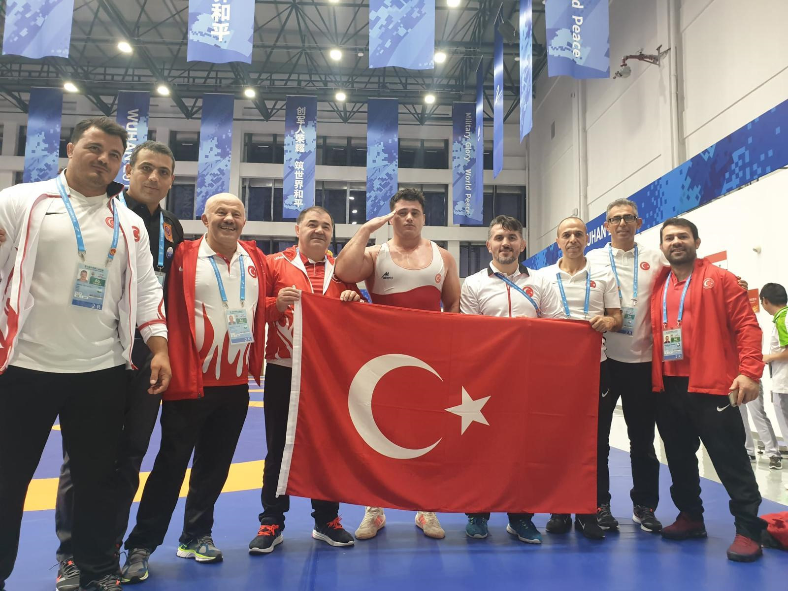 Milli güreşçi, final müsabakasının ardından asker selamı verdi.