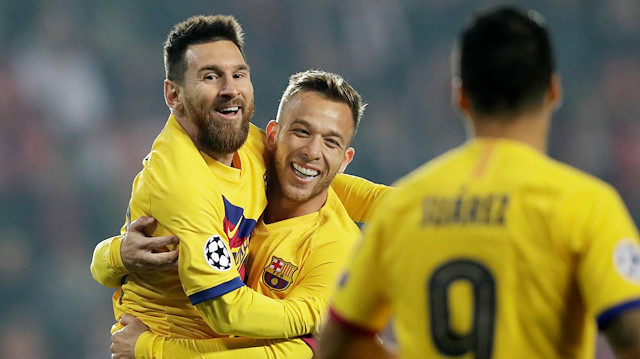 Messi, Slavia Prag karşısında attığı tarihi golün sevincini takım arkadaşlarıyla yaşadı.