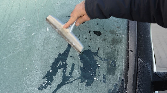 Soğuk havadan araçların camları buz tuttu. 
